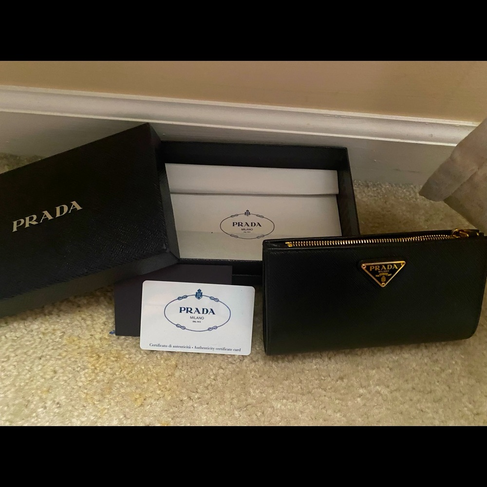 PRADA SAFFIANO TRIANG WALLET